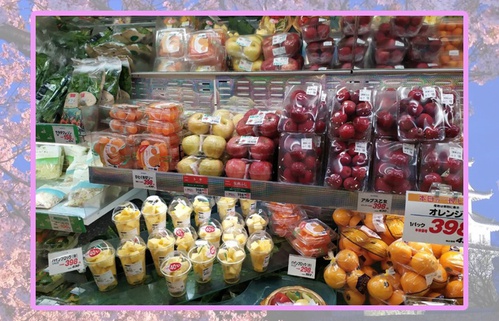 Фрукты в японском супермаркете. Фрукты в японском супермаркете.
