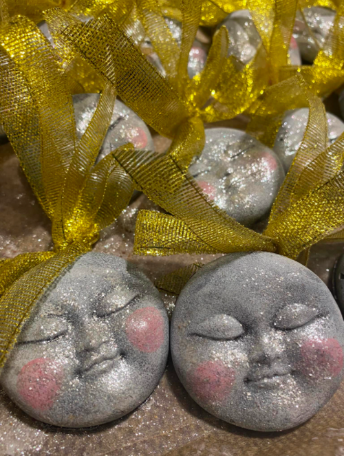 Елочные украшения из шоколада в виде луны