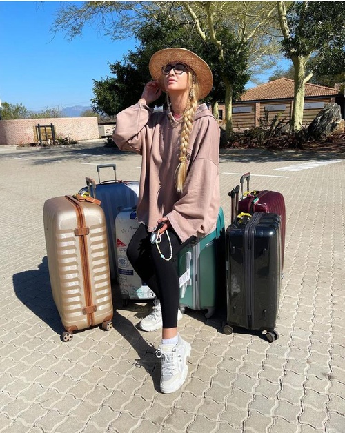 Жизнь на чемоданах уже давно стала для артистки привычной Жизнь на чемоданах уже давно стала для артистки привычной