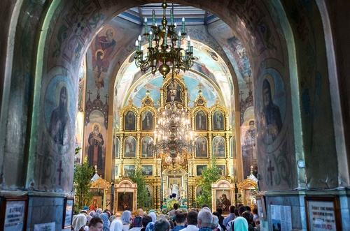 Прихожане во время богослужения в соборе Воздвижения Креста Господня в день праздника святой Троицы - РИА Новости, 1920, 20.01.2022