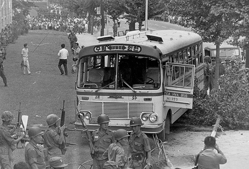 Автобус с членами «Отряда 684» в центре Сеула