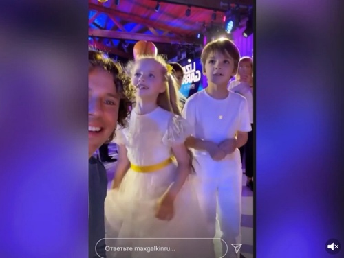 Простота — залог успеха: Лиза Галкина затмила нарядом мать