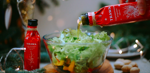 Масло поливает салат