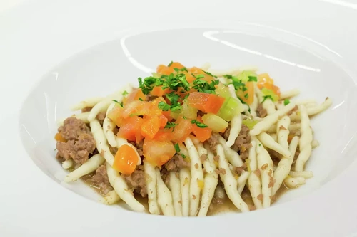 Паста Строццапрети с мясным соусом и овощами