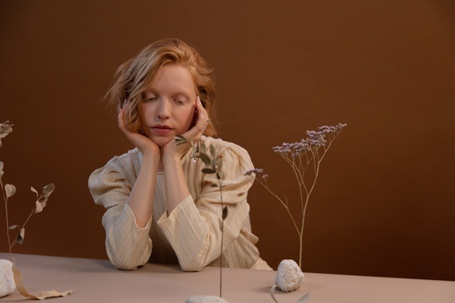 Девушка сидит за столом 