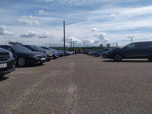 Выбор для россиян на белорусском авторынке больше, чем у себя на родине. - Sputnik Беларусь, 1920, 08.07.2022