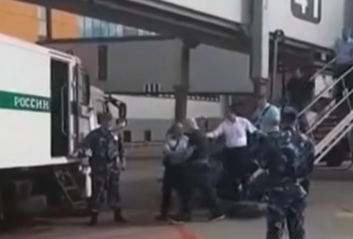 Российские силовики встречают Аслана Гагиева после экстрадиции из Австрии