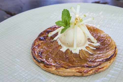 Тонкий яблочный пирог с шариком мороженого от шеф-повара ресторана Sixty фото № 2