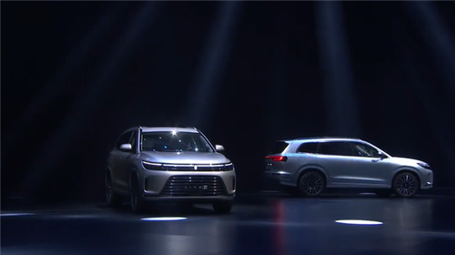 Запас хода до 1220 км, мощность до 449 л.с., разгон до 100 км/ч за 4,8 с и комфорт получше, чем у Toyota Alphard. Представлен большой гибридный кроссовер Huawei Aito M7, и он уже стал хитом